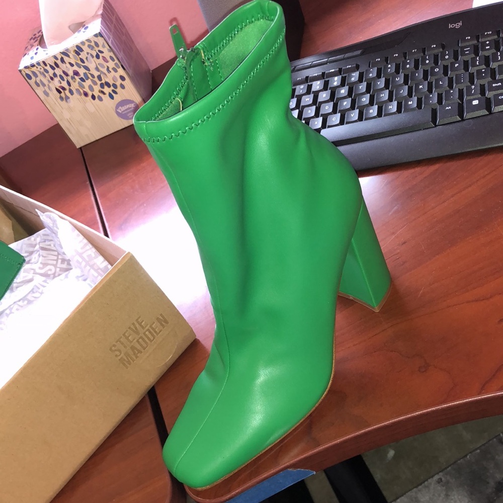 STEVE MADDEN BRAND NEW LYNDEN GREEN HEEL BOOTS